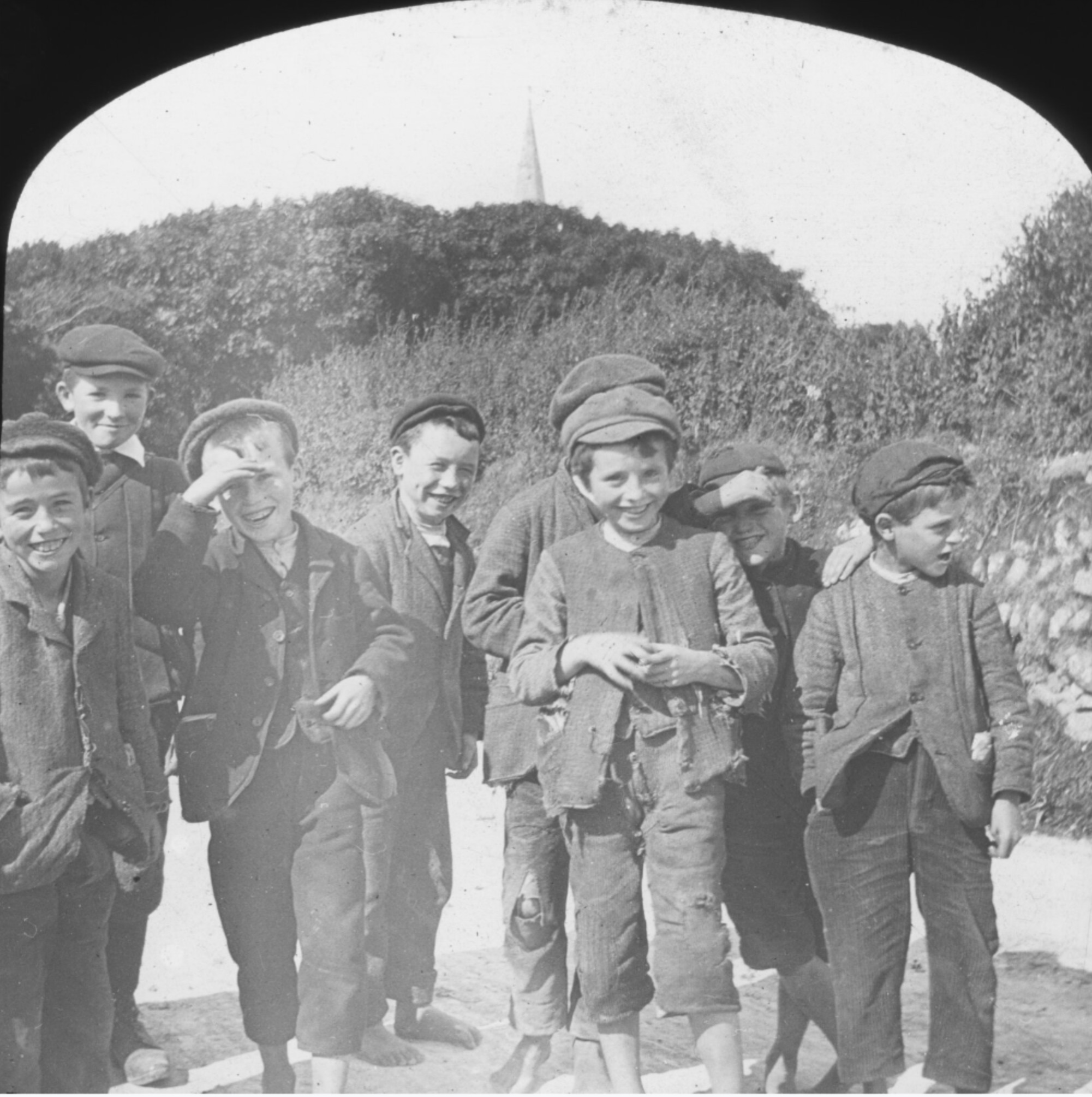 Gruppe von lachenden, männlichen Kindern.